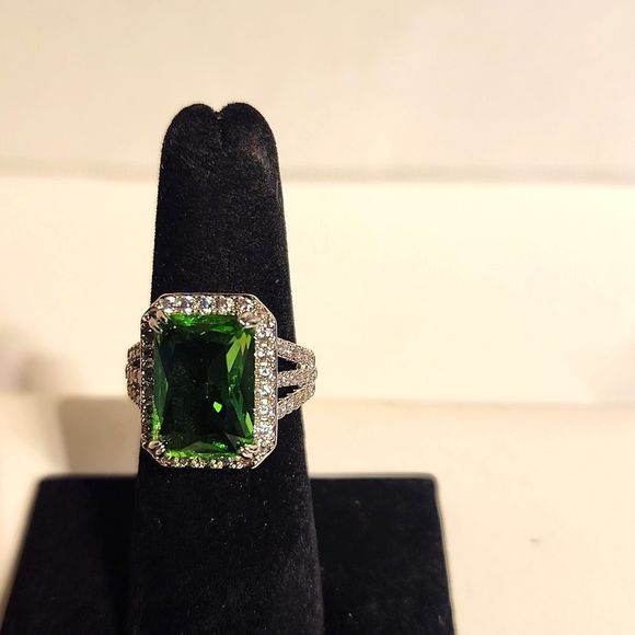 HUGE GREEN EMERALD CUT RING - Picture 2 of 6